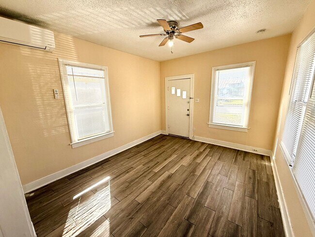 Building Photo - *MOVE IN SPECIAL* Charming Duplex with Fenced Yard – Minutes from St. Philip's College!