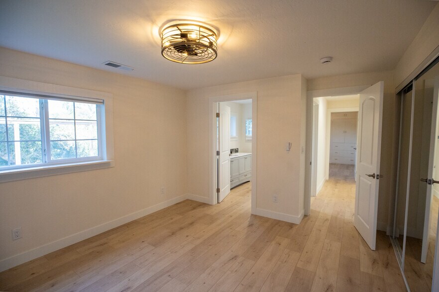 Building Photo - 384 Crazy Horse Canyon Rd