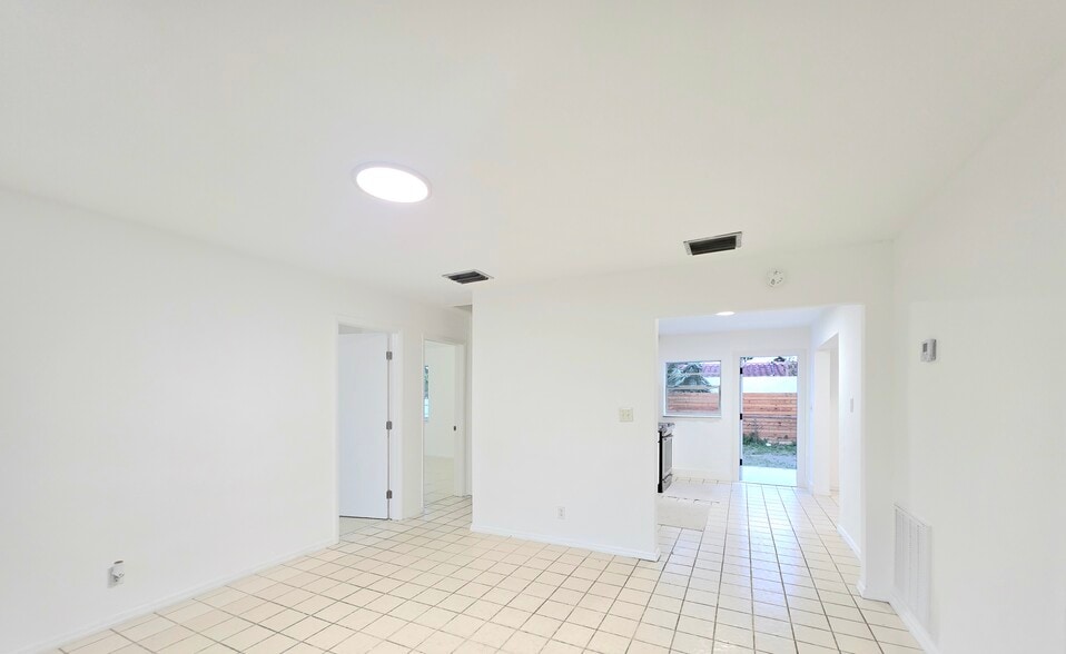 Building Photo - 250 NE 51st St