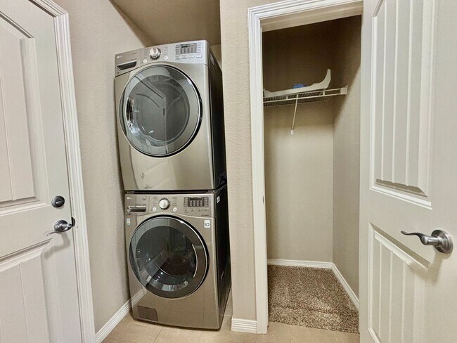 Building Photo - Beautiful 3 bed, 3 bath Townhome in West W...