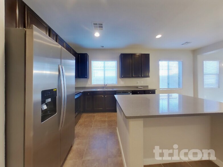 Building Photo - 880 W Busa Dr