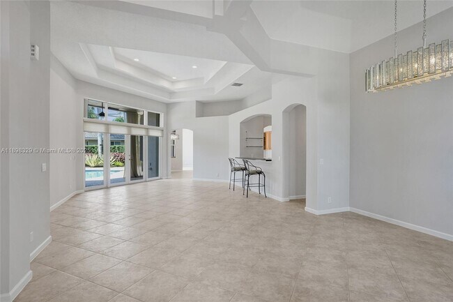 Building Photo - 2553 Jardin Manor