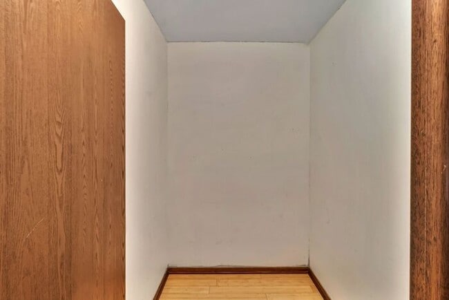 Building Photo - Bright & Spacious 1BD/1BA Top-Floor Unit w...