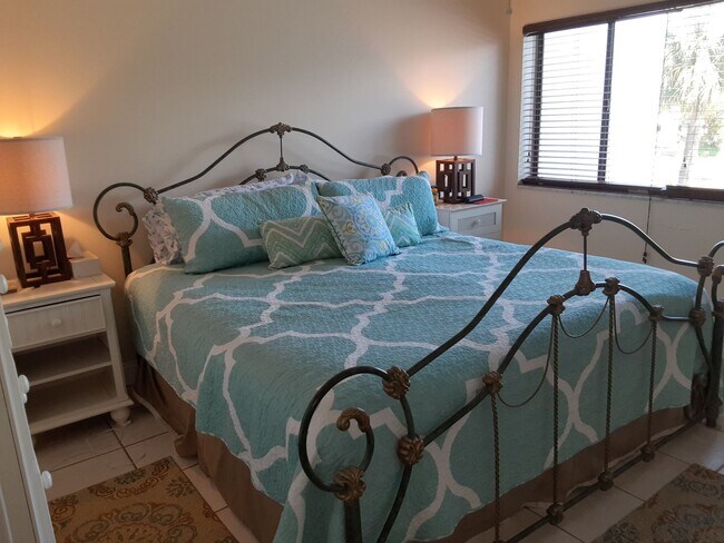 Building Photo - Seasonal/short term ONLY  Nicely renovated 2/2 condo across the street from LIDO BEACH!