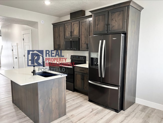 Building Photo - 3 Bedroom 2.5 Bathroom Town Home - 1 Car Garage