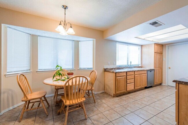 Building Photo - Three Bedroom Two Bath NE Heights