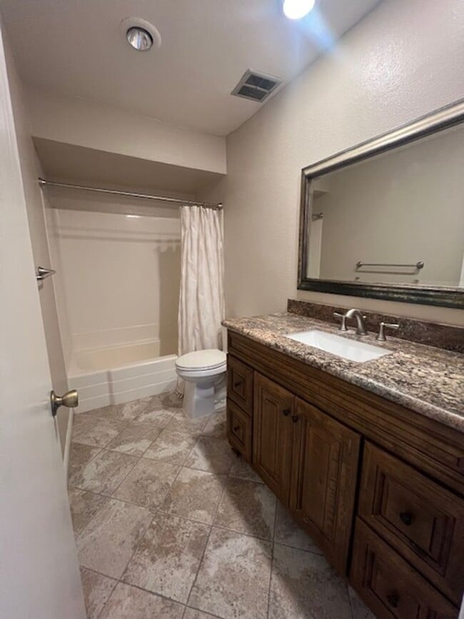 Building Photo - 3 Bedroom 2 Bath Condo in Beautiful La mes...