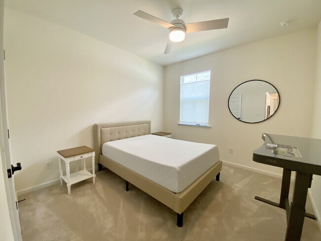 Building Photo - Four Bedroom Single Family Home in The Lak...