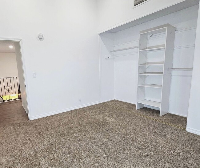 Building Photo - 1139 W Badillo St