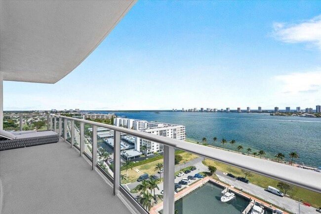 Building Photo - 220 Lake Shore Dr