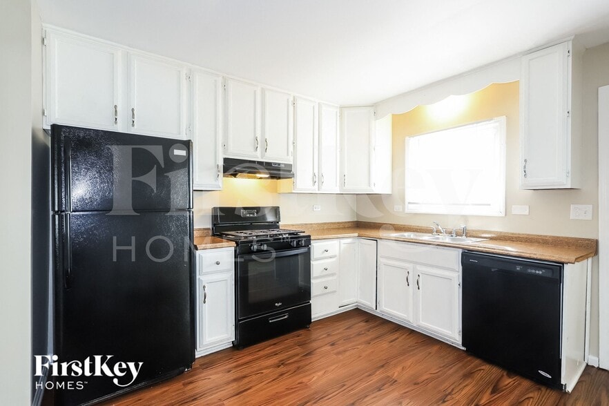 Building Photo - 642 Bradley Ave