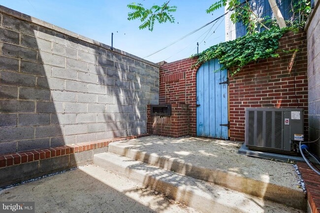 Building Photo - 307 8th St NE