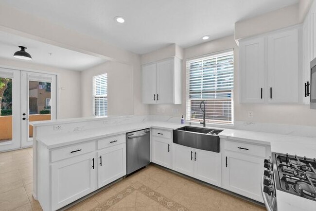 Building Photo - 4 Bed 2.5 Bath Townhome w/ Attached 2-Car ...