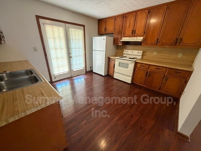 Building Photo - Locust Drive - 988