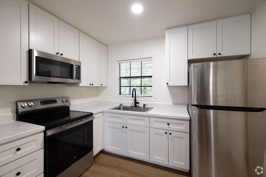 2BR, 1BA - 750SF - Kitchen - Timber Ridge