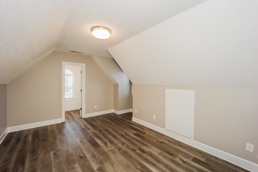 Building Photo - 440 Fairway Ct