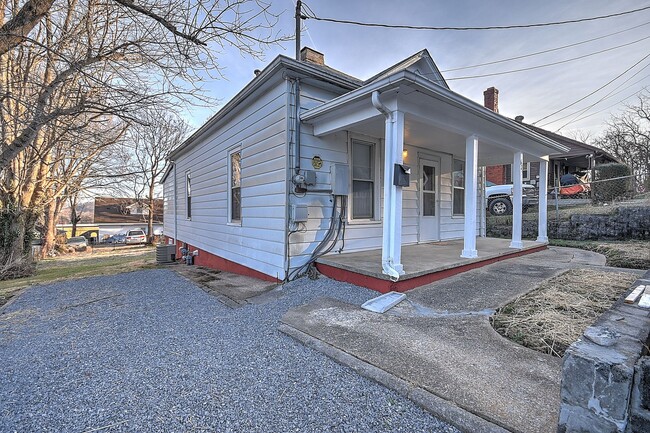 Building Photo - 2 Bedroom 1 bath Johnson City TN