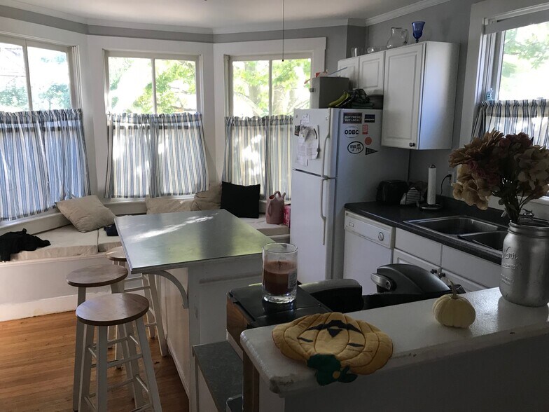 Building Photo - 11 Dean Ave