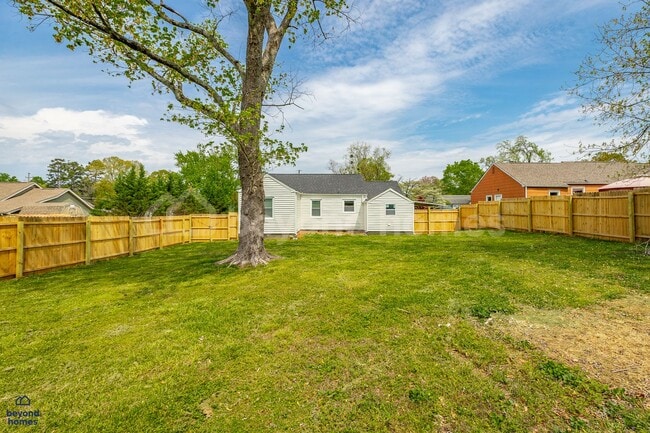 Building Photo - Beautiful and Newly Renovated 3 bedroom / ...