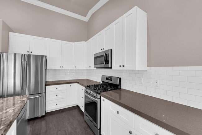 Building Photo - Don't miss out on this super cute 2-bedroo...