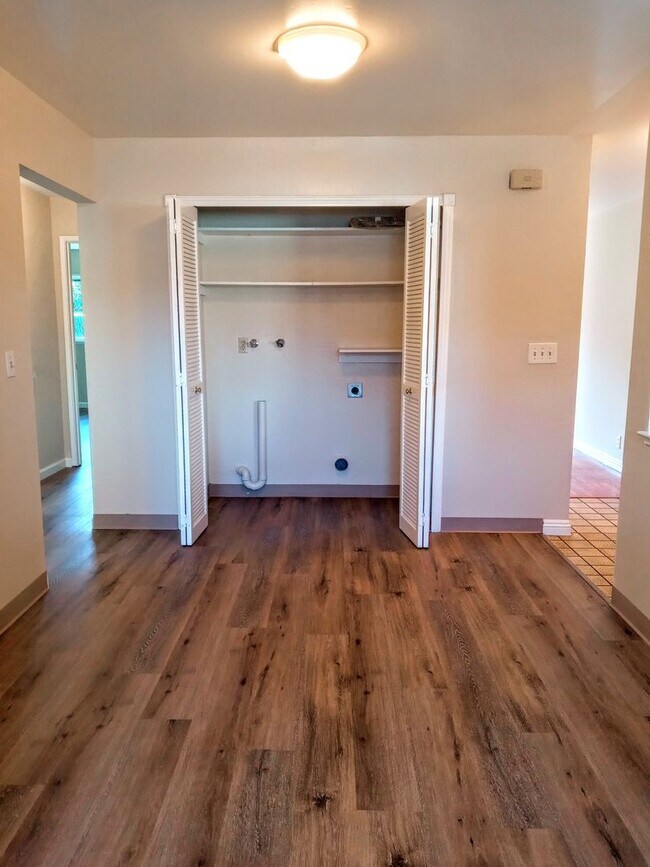 Building Photo - Charming 2bd Duplex With Private Yard & Garage