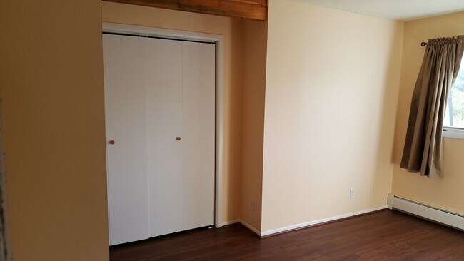 Building Photo - 216 Hemlock St N