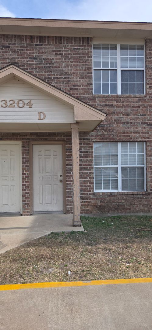 Building Photo - 3204 Hereford Ln