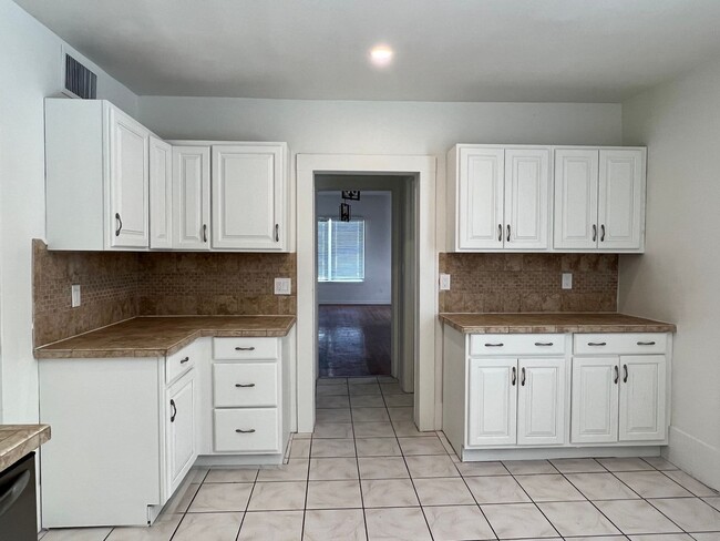 Building Photo - 3/2 ground floor unit in downtown historic...