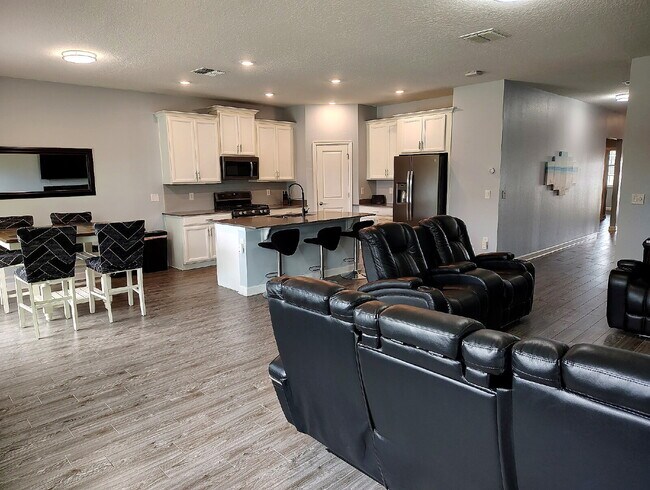 Building Photo - "Resort-Style Living in Davenport: Spacious 4-Bedroom Home with Solar Panels, Internet Included &...