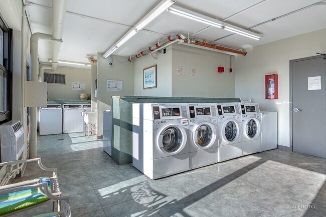 Building Photo - 6700 S South Shore Dr