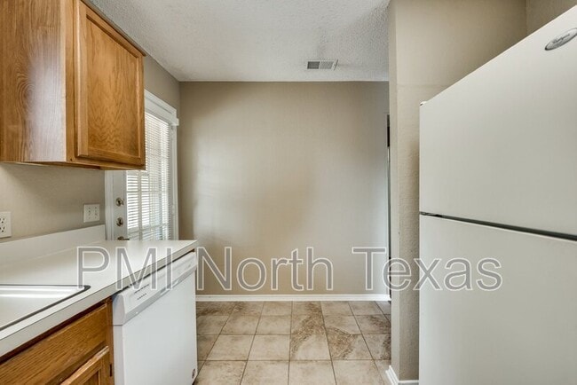 Building Photo - 2701 London Ct