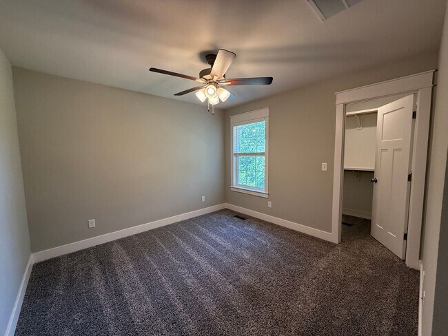Building Photo - Gorgeous 4Bedroom House, on spacious 2 acres