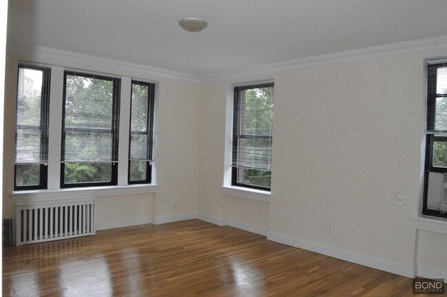 Primary Photo - 200 Riverside Dr