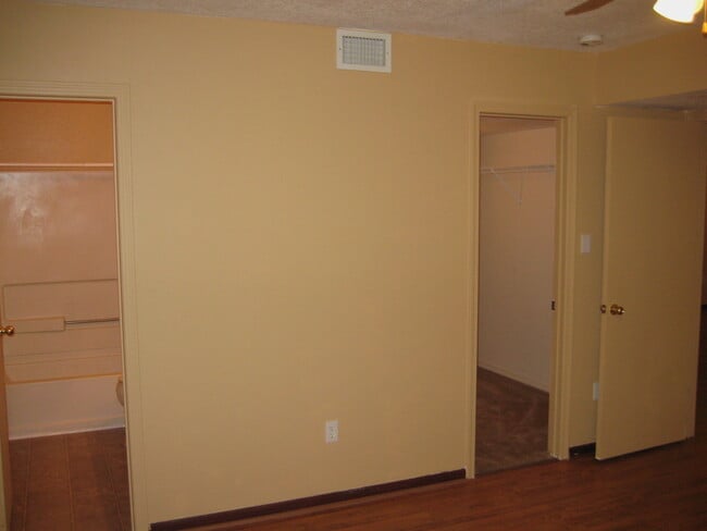 Building Photo - Beautiful  4 Bedroom Home