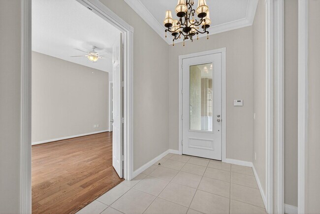 Building Photo - 121 Savona Dr