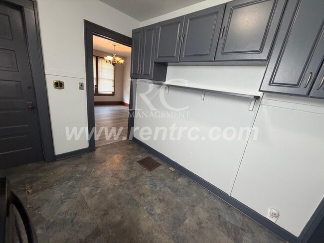 Building Photo - 7 Fairweight-