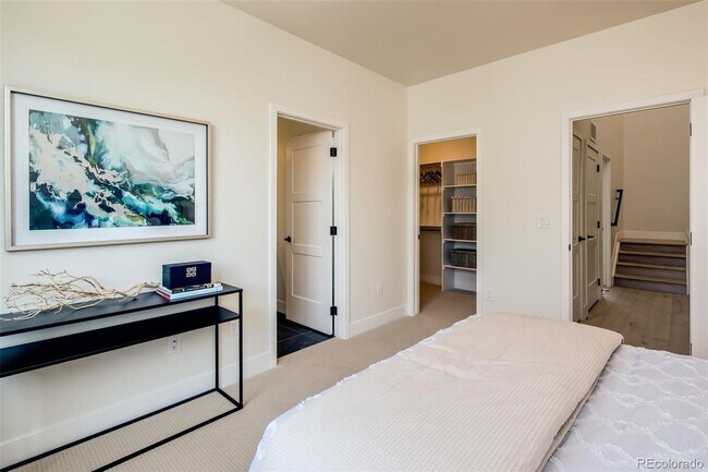 Building Photo - Beautiful Townhome in Southeast Denver