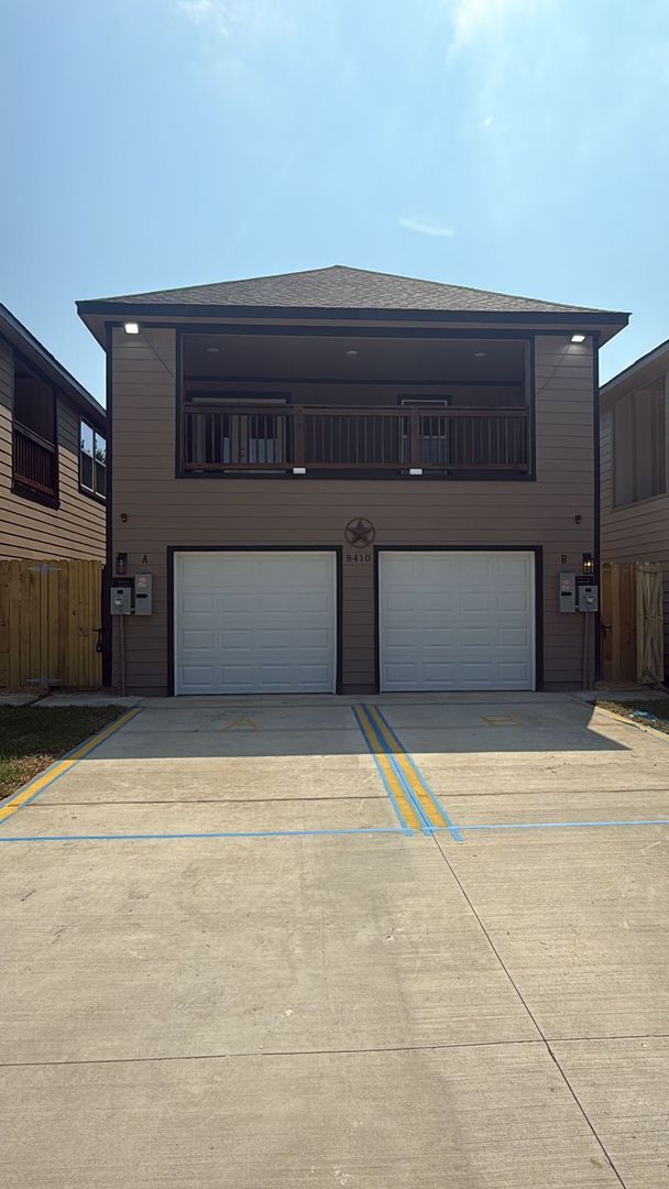 Building Photo - Stunning Duplex with Garage & Modern Finishes