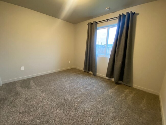 Building Photo - Modern 3 Bedroom, 2 Bathroom Townhouse for...