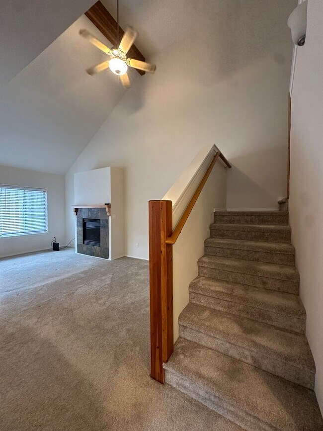 Building Photo - 25 SW Roosevelt Ave