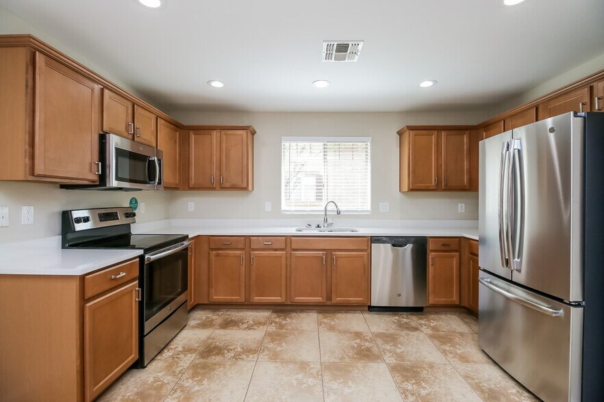 Building Photo - 2451 E Vermont Dr