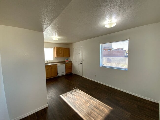 Building Photo - 3 Bedroom Single Story Home Near Northern Blvd NE & Loma Colorado Blvd NE!