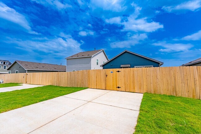 Building Photo - Your Ultimate Modern Haven: Comfort, Style, & Convenience Await in this Meticulously Designed Ret...