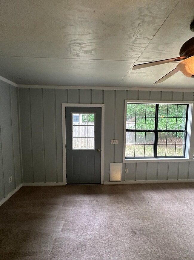 Building Photo - "Charming 3-Bedroom home with Florida room!"