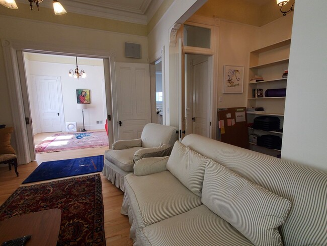 Building Photo - Noe Valley Beautifully Updated Top Floor Two Bedroom w. Chef's Kitchen and Laundry