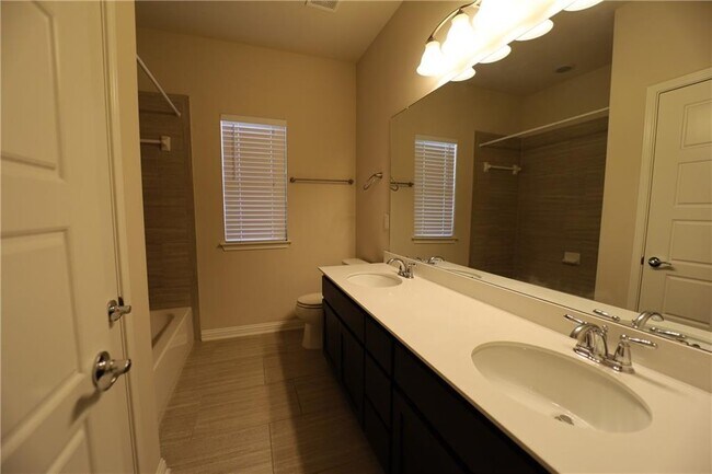 Building Photo - 13800 Lyndhurst St