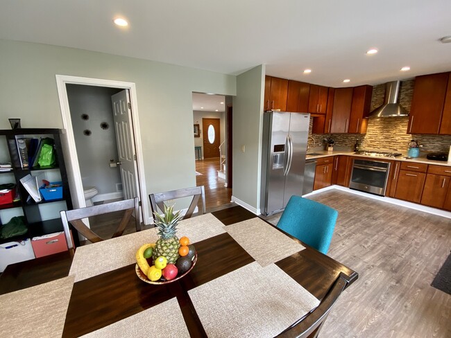 Building Photo - 5526 W Windsor Ave