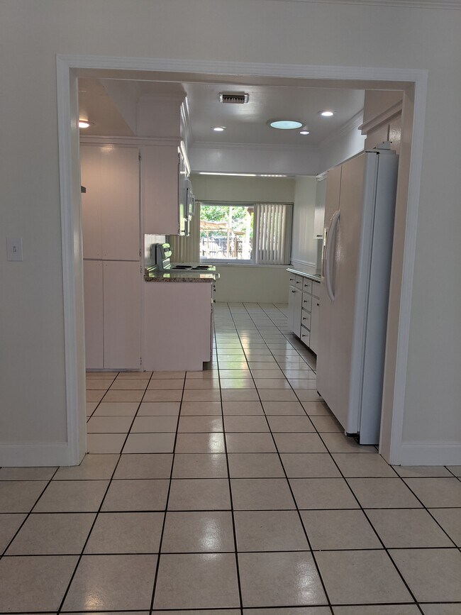 Building Photo - 8 S Arcturas Ave