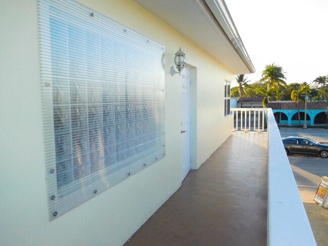 Large, wrap-around balcony - 112 S Federal Hwy