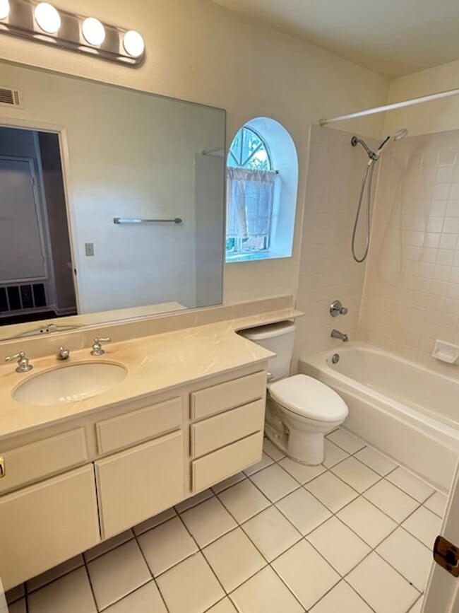 Building Photo - Conveniently located home in Irvine